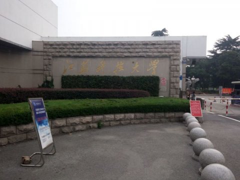 江苏科技大学东校区羽毛球馆木地板铺